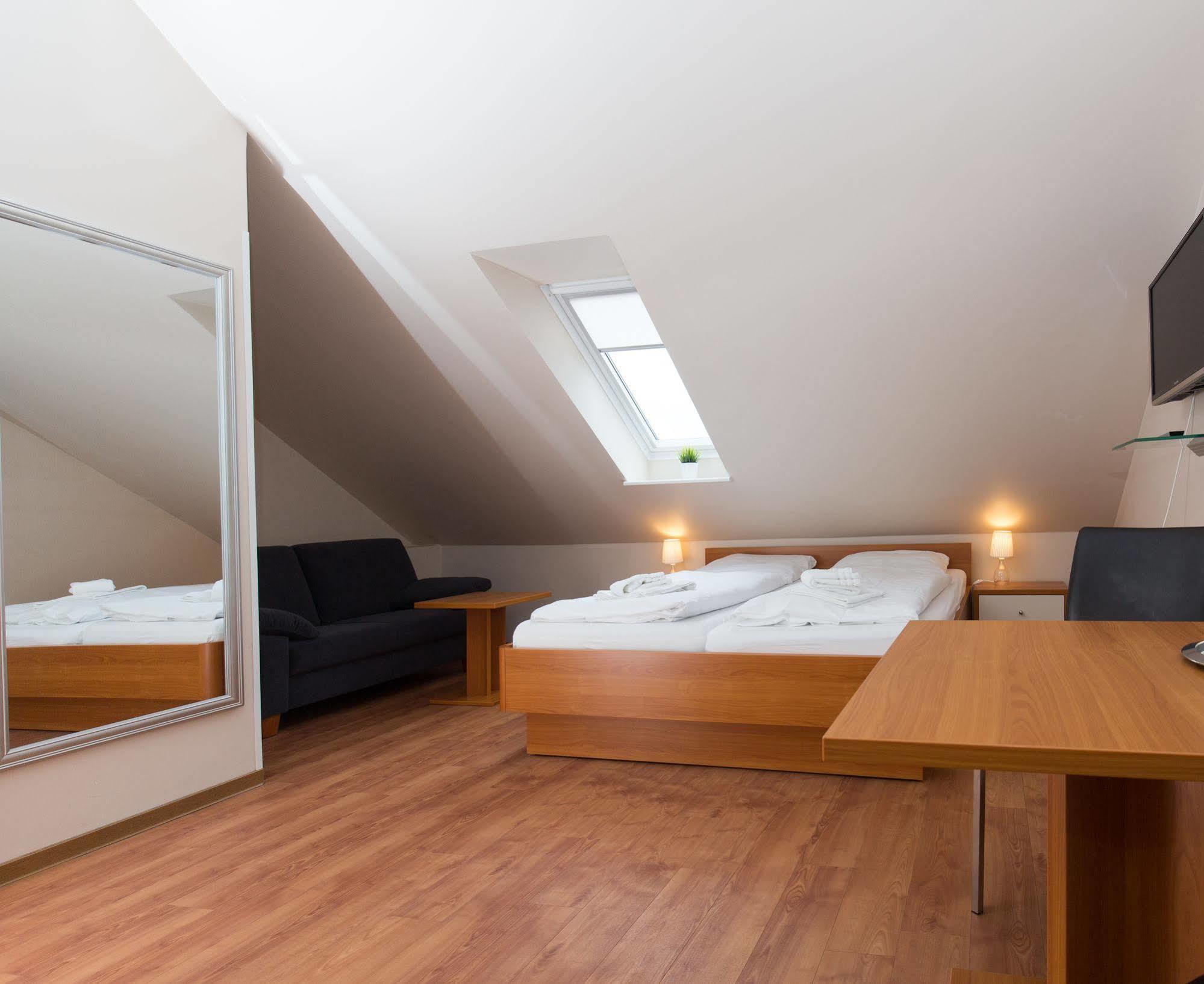 Airport Hotel One Aparthotel Sylt Esterno foto
